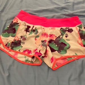 Women’s Lululemon shorts size 6 floral print